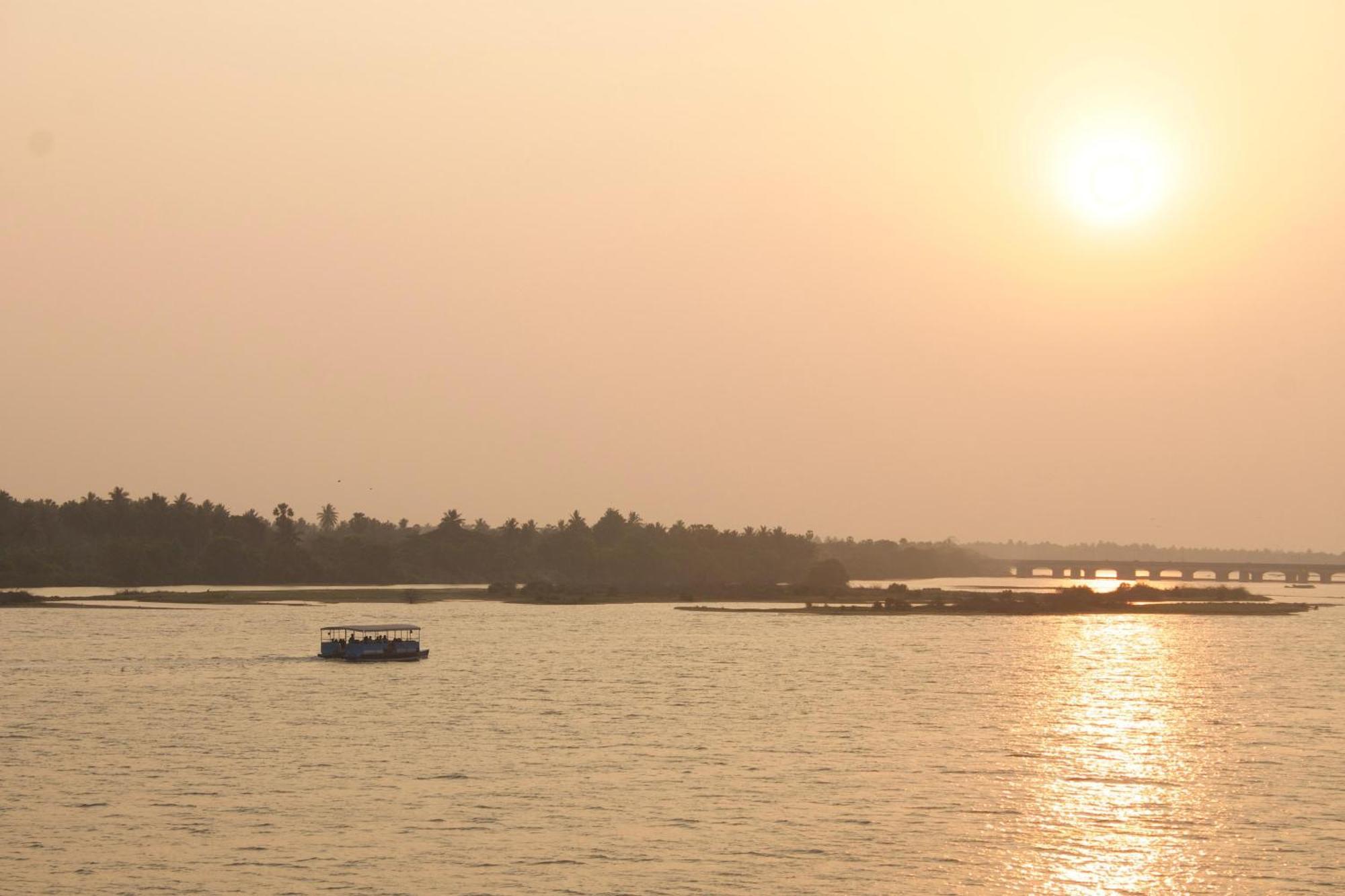 Victoria'S River View Resort بونديتْشيري المظهر الخارجي الصورة